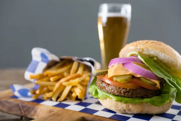 Hamburger z frytkami i szklankę piwa — Zdjęcie stockowe