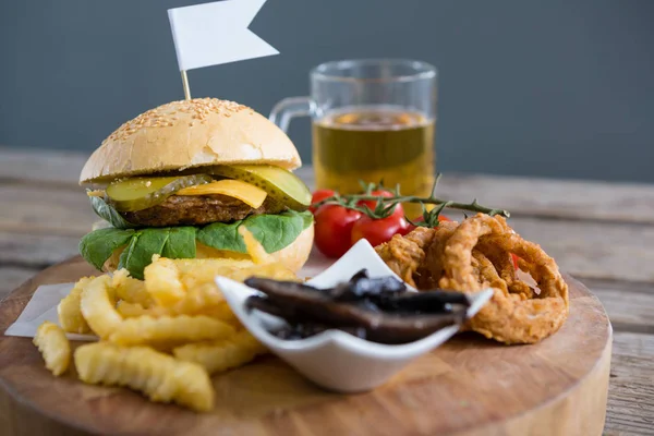 Verduras con papas fritas y hamburguesas — Foto de Stock