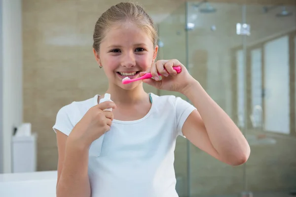 Ragazza lavarsi i denti — Foto Stock