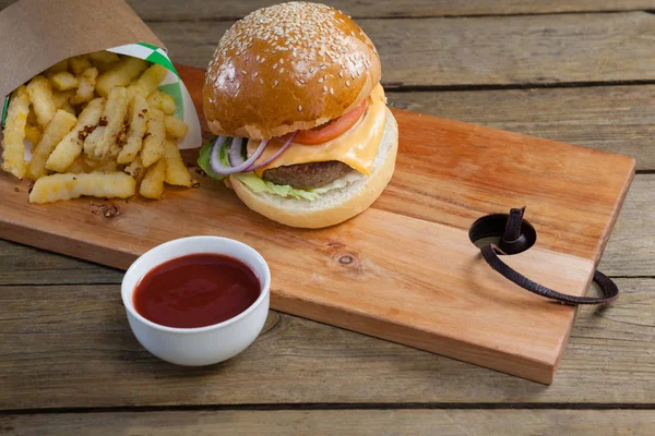 Hamburger z frytkami i sosem pomidorowym — Zdjęcie stockowe