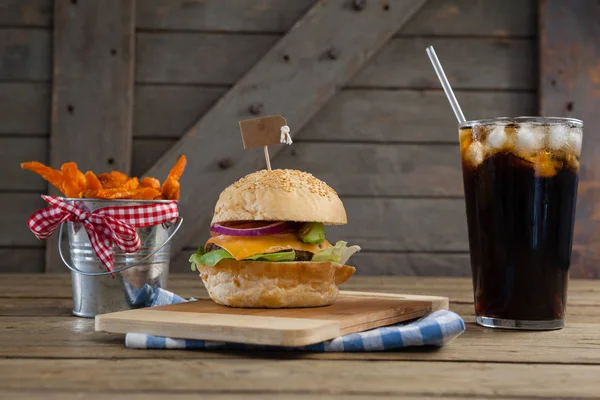 Hamburgare med pommes frites och kall dryck — Stockfoto