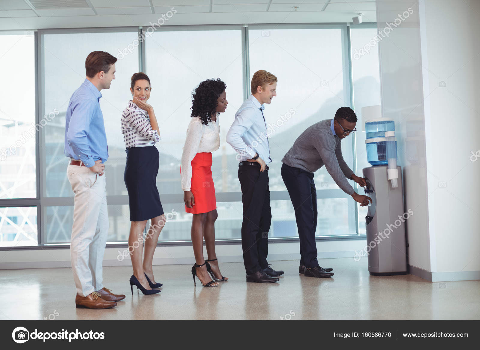 разблокировка смартфонов. люди у кулера в офисе. Stand stood. офисный стол в воде фотосессия. сток фото женщина деловая стоя.