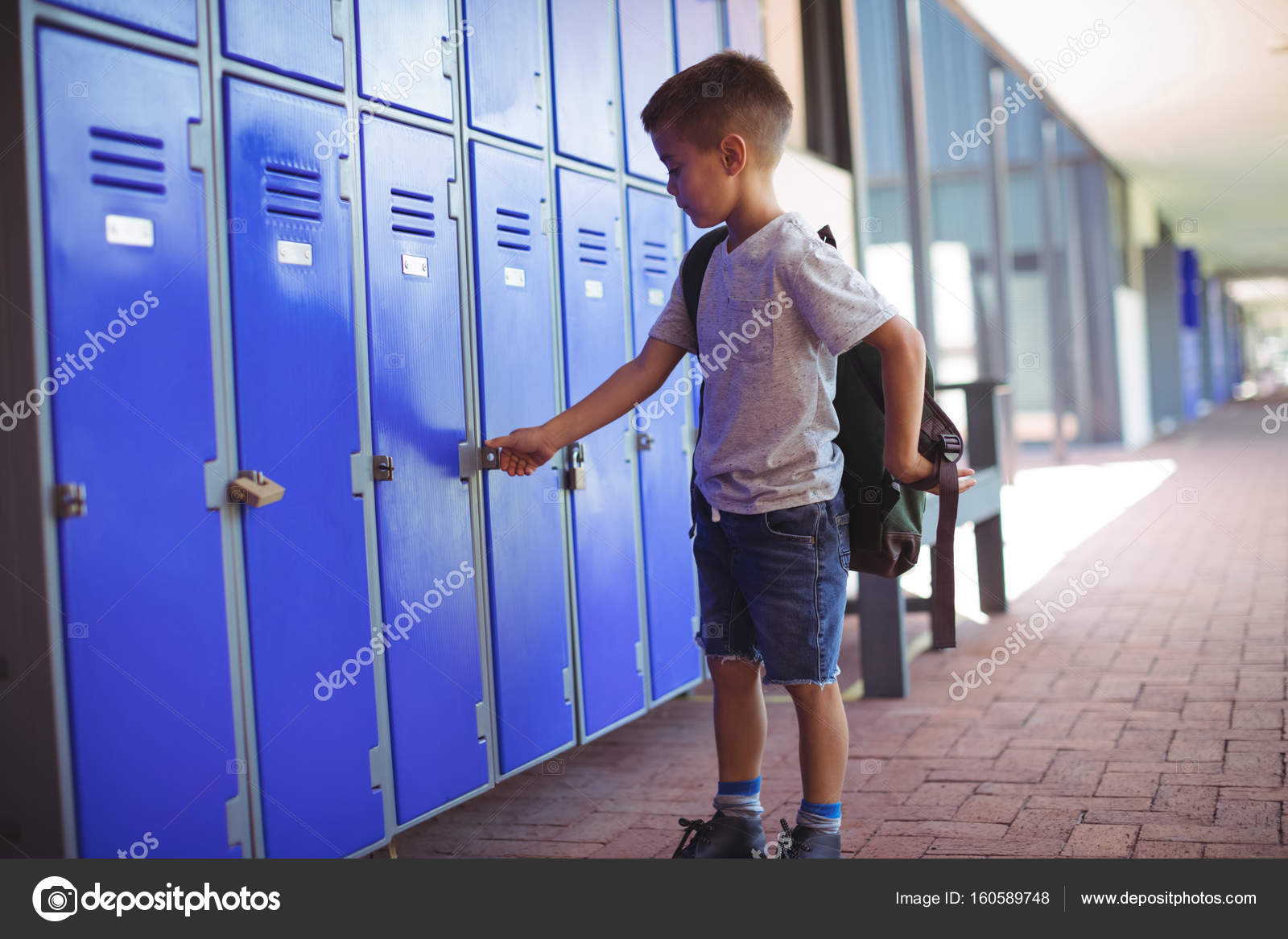 Раздевалка для хореографии. Мальчики в спортивных раздевалках. Рассказ мальчики раздевалка. Балетная раздевалка. Красивые рисунки в раздевалках детский сад.
