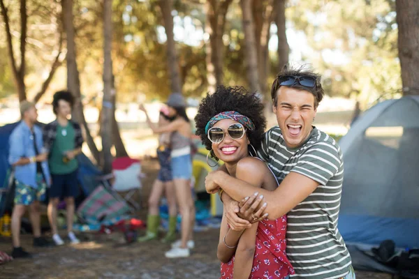 Amigos alegres abrazando en el camping —  Fotos de Stock
