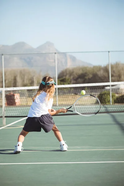 Pohled zezadu na dívka hraje tenis — Stock fotografie