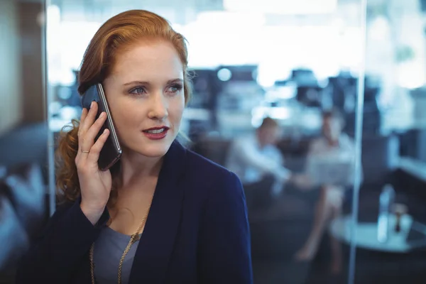 Doordachte zakenvrouw nemen op telefoon — Stockfoto