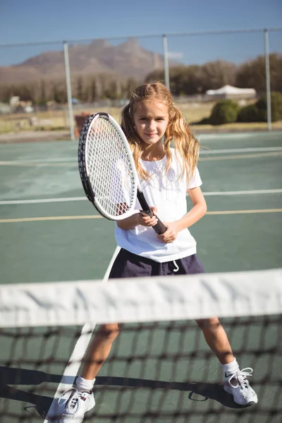 Flicka spela tennis på domstolen — Stockfoto