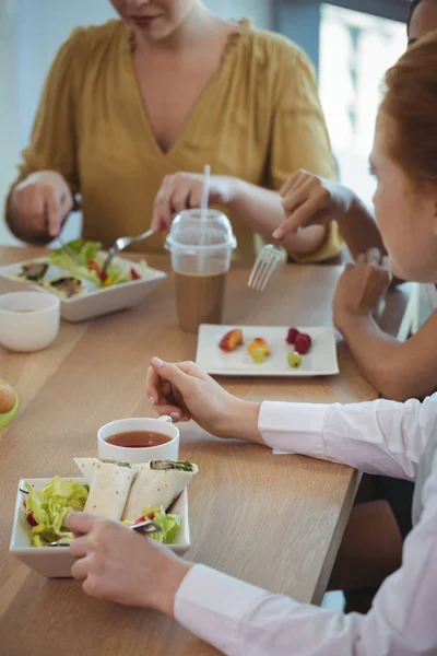 昼食を食べている女性のビジネス部門の同僚 — ストック写真