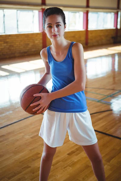 Retrato jovem mulher com basketballl — Fotografia de Stock