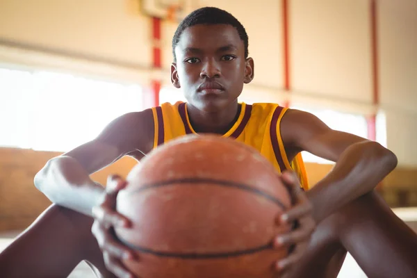 Teenager mit Ball auf dem Boden — Stockfoto