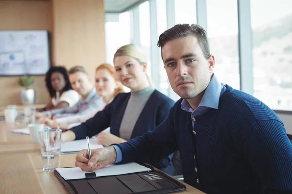 Hommes d'affaires assis au bureau — Photo