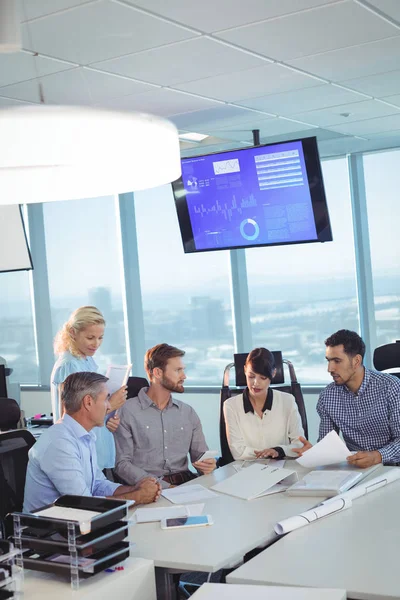 Socios comerciales que debaten en reunión — Foto de Stock