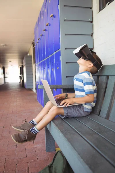 Ragazzo utilizzando laptop e occhiali di realtà virtuale — Foto Stock