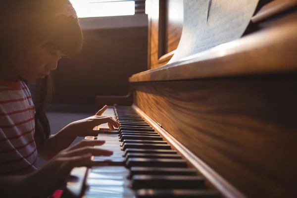 Chica practicando piano en el aula — Foto de Stock