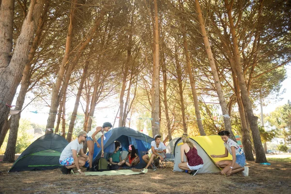 Vänner camping på campingplats — Stockfoto