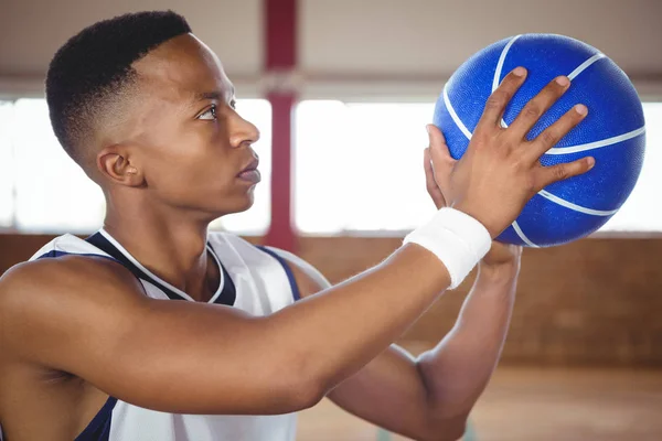 Teenager beim Basketball — Stockfoto