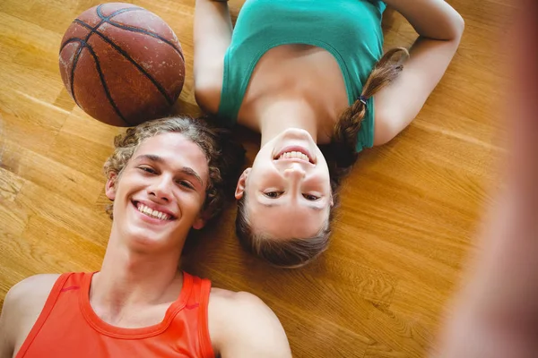 Smiling friends lying on floor — Stock Photo, Image