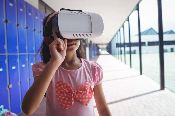Estudante elementar usando óculos de realidade virtual — Fotografia de Stock