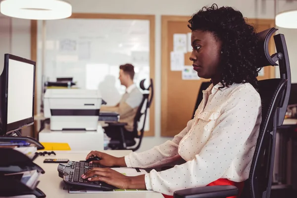 Zakenvrouw werken op computer bureau — Stockfoto