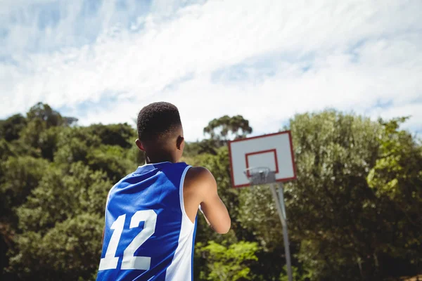 Adolescent garçon pratiquer basket — Photo