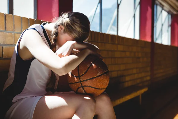 Cam kenarında oturan yorgun basketbolcu — Stok fotoğraf