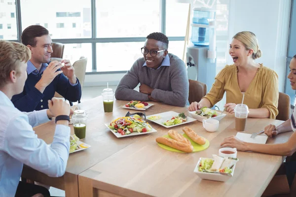 Collega's na de lunch — Stockfoto