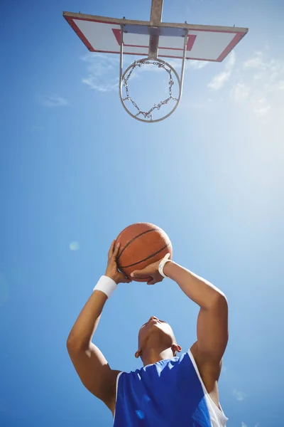 Adolescente jogando basquete — Fotografia de Stock