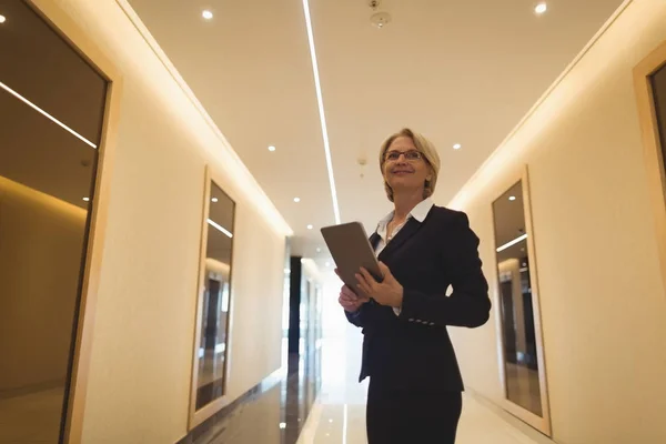 Femme d'affaires debout dans le couloir — Photo