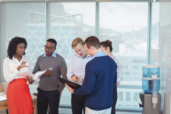 Colegas de negocios discutiendo en la oficina — Foto de Stock