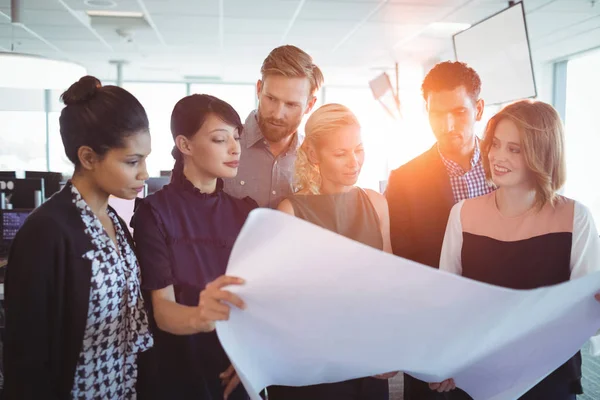 Collega's bespreken businessplannen — Stockfoto