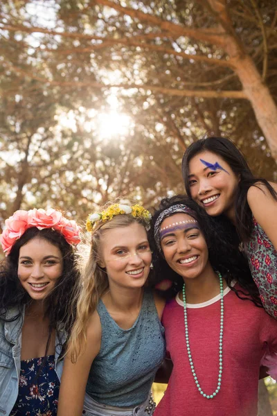 Jóvenes amigas contra los árboles — Foto de Stock