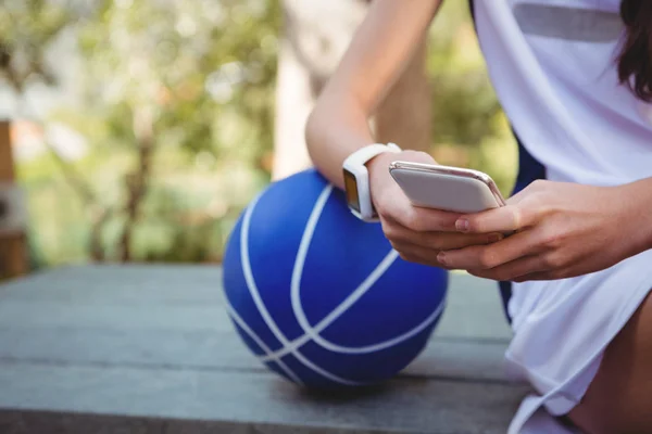 Frau benutzt Smartphone — Stockfoto