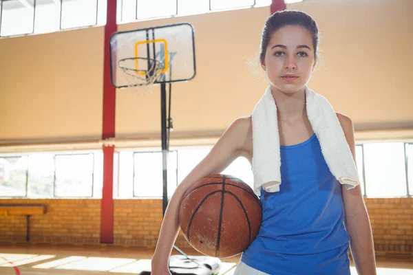 Serious female basketball player — Stock Photo, Image