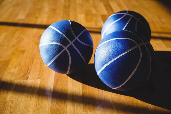 Kék basketballs a bíróság — Stock Fotó