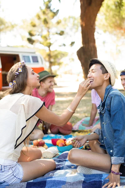 Woman feeding food to friend — Stock Photo, Image