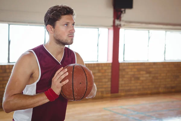 Man practicing basketball in court — Stock Photo, Image