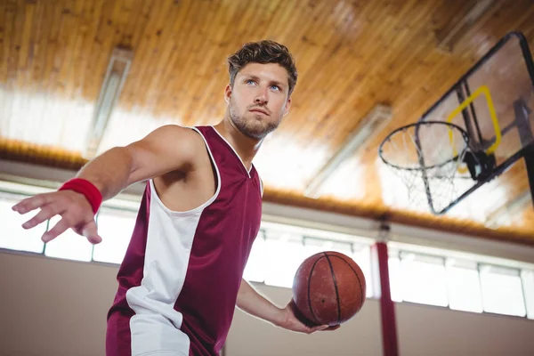 Mann praktiziert Basketball — Stockfoto