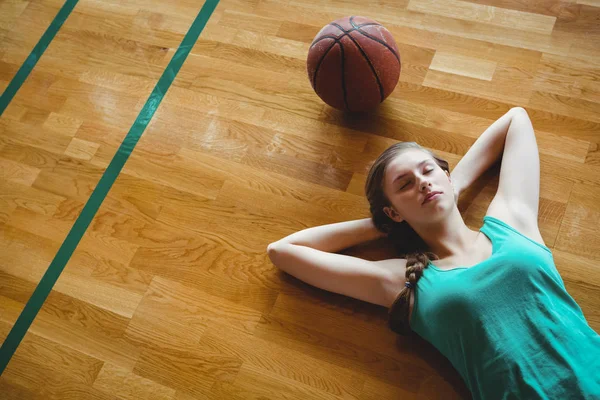 Jogadora de basquete dormindo em tribunal — Fotografia de Stock