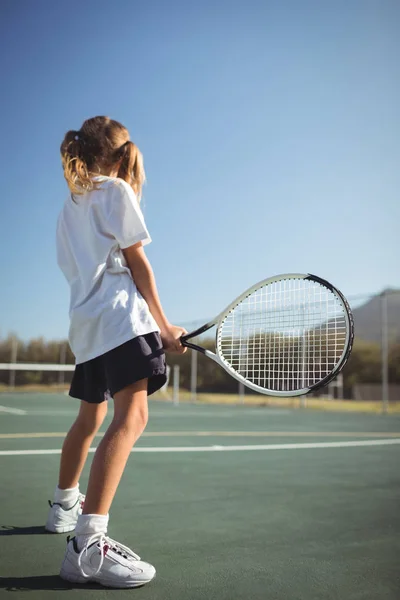 Chica sosteniendo raqueta de tenis en la cancha — Foto de Stock