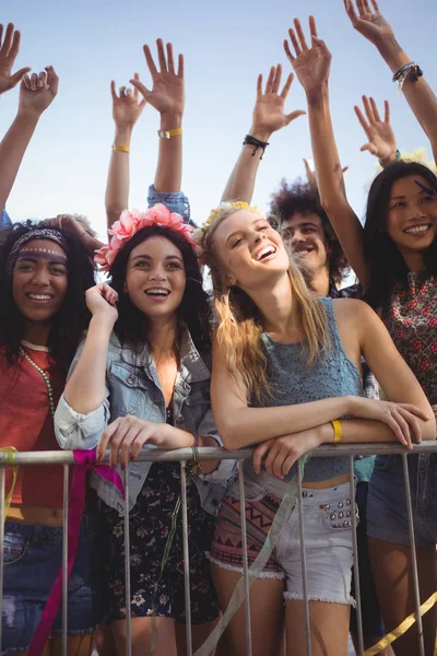 Felices amigas de pie junto a la barandilla — Foto de Stock