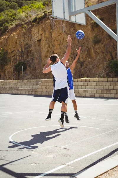 Basketball players practicing in court — Stock Photo, Image