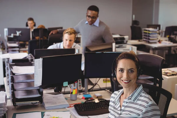 Empresaria sentada en silla con colegas — Foto de Stock