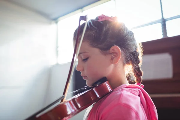 Menina estudante ensaiando violino — Fotografia de Stock