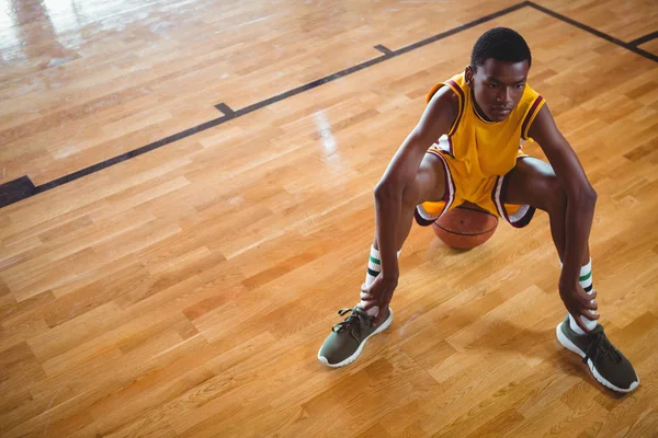 Pensativo jugador adolescente en el baloncesto — Foto de Stock