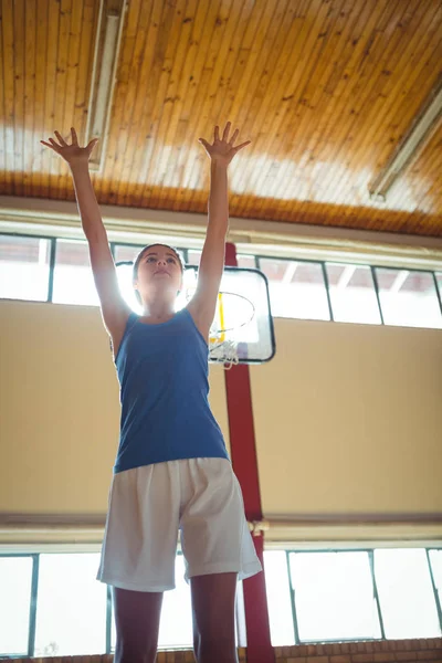 Vrouw die basketbal speelt — Stockfoto