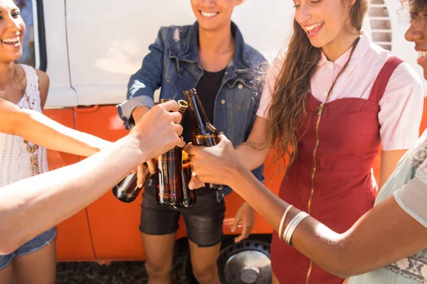 Freunde stoßen auf Bierflaschen an — Stockfoto