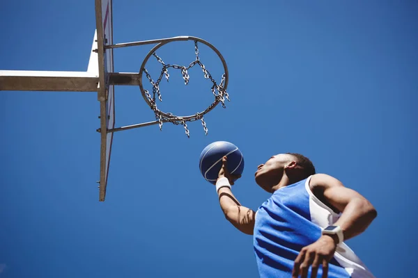 Ragazzo adolescente che gioca a basket — Foto Stock