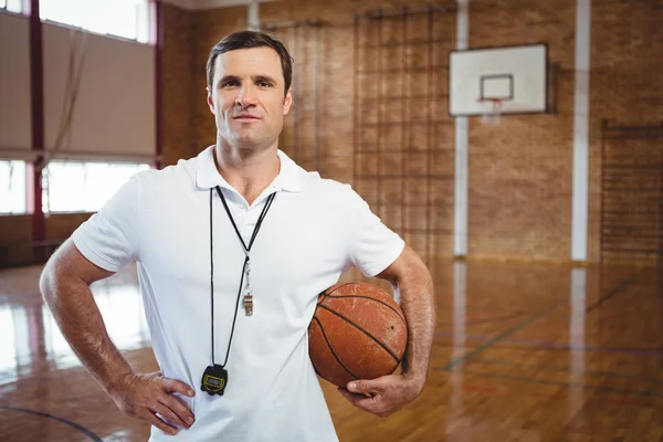 Treinador de basquete confiante segurando bola — Fotografia de Stock