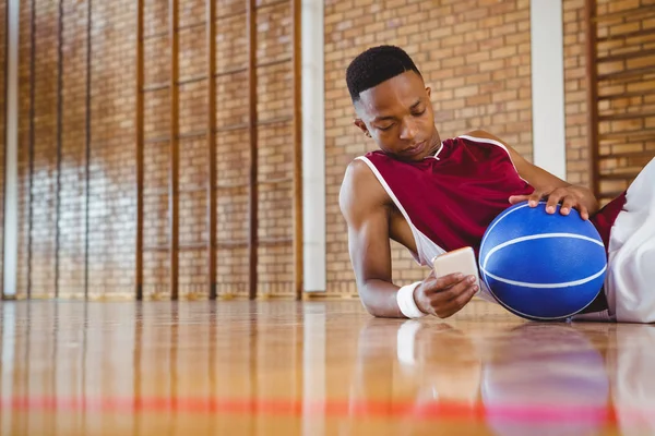 Cep telefonu kullaranarak erkek basketbolcu — Stok fotoğraf
