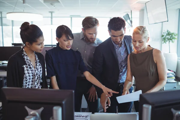 Collega's bespreken samen — Stockfoto